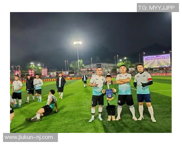 路人偶遇足球明星瞬间定格共同分享快乐时光的美好记忆