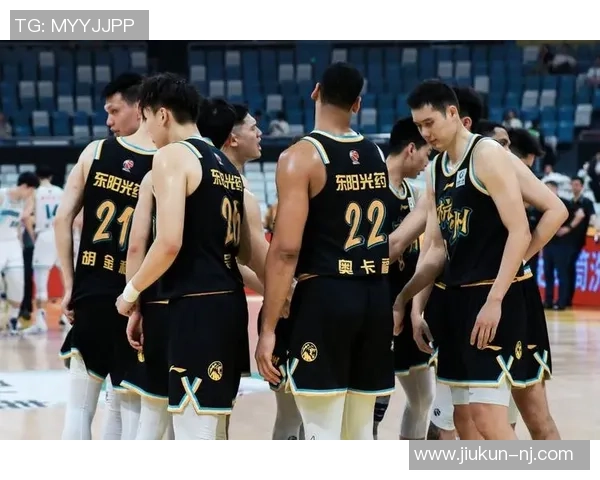 南京羽毛球队防守策略分析与比赛表现的得失评估 南京羽毛球队防守策略分析与比赛表现的得失评估